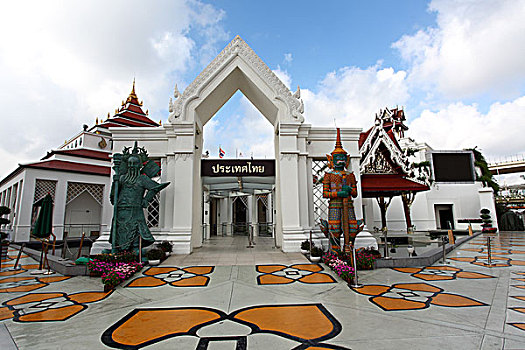 lo khung rong bach kim