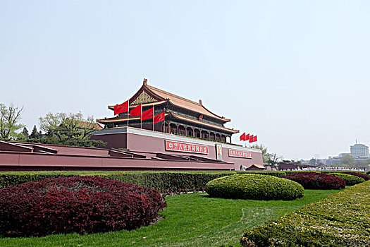 Dư nợ cho vay của các ngân hàng TP Hồ Chí Minh lần đầu vượt 4 triệu tỷ đồng. Ảnh minh họa: BNEWS/TTXVNĐây được xem là kết quả tăng trưởng tích cực, phản ánh những yếu tố tác động từ môi trường kinh tế - xã hội và cơ chế chính sách của Ngân hàng Nhà nước.  Theo ông Nguyễn Đức Lệnh, Phó Giám đốc Ngân hàng Nhà nước chi nhánh Khu vực 2, tính đến cuối tháng 4/2025, tổng dư nợ tín dụng (số liệu thực tế) trên địa bàn TP. Hồ Chí Minh đạt 4,046 triệu tỷ đồng, tăng 2,62% so với cuối năm 2024 và tăng 12,78.